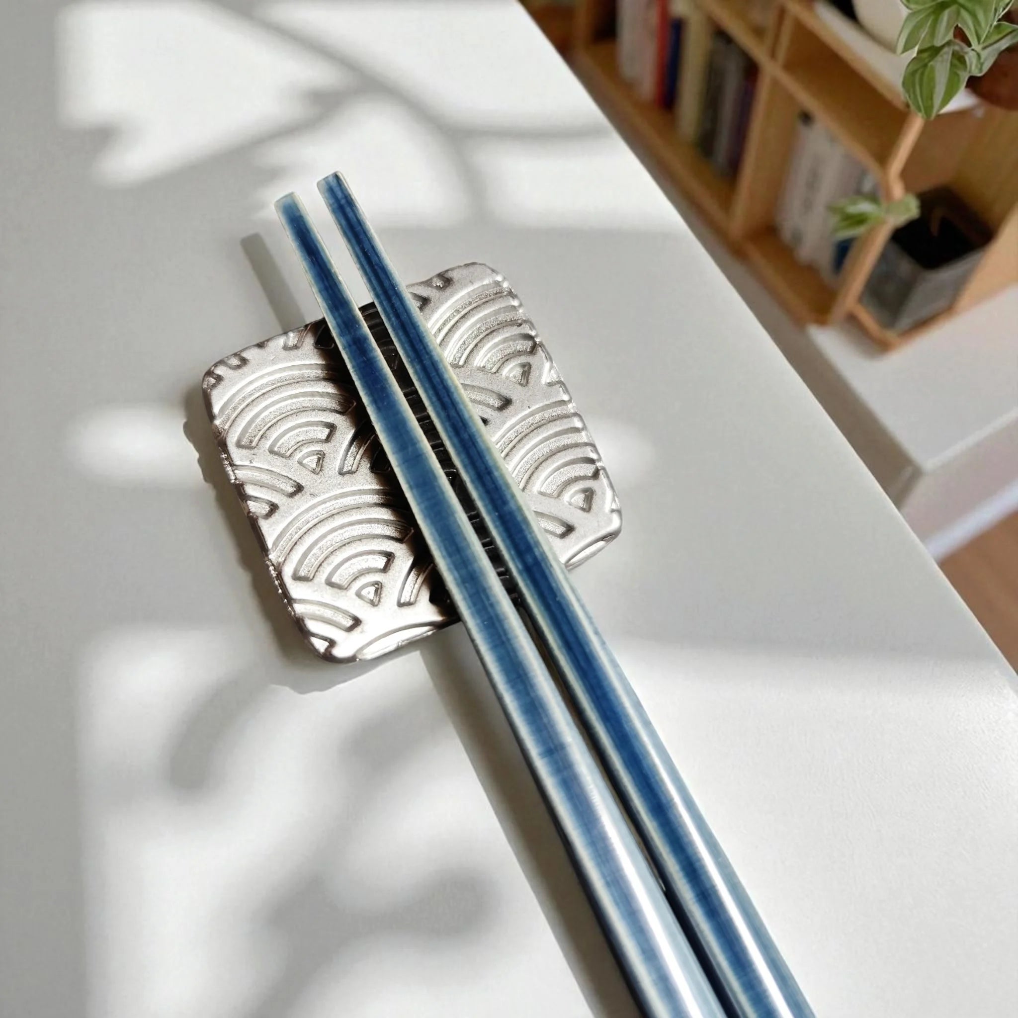 Daiso Metal Chopstick Rest Waves Design (Golden/Silver)