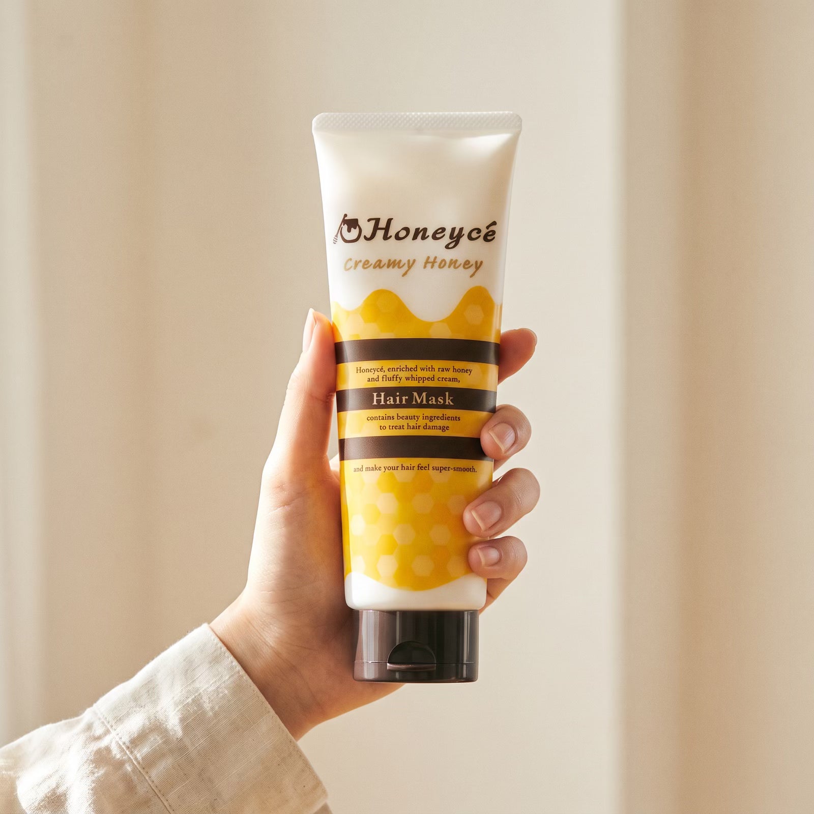 Honeycé Creamy Honey Hair Mask 200g — hand